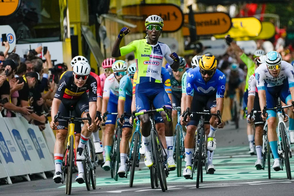 histórico: biniam girmay, de eritrea, es el primer africano negro en ganar una etapa del tour de francia