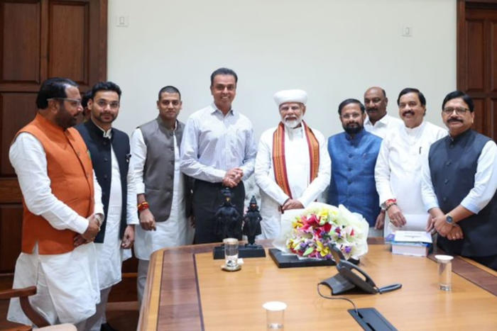 pm modi meets shiv sena mps, calls alliance with party 'a time-tested friendship'