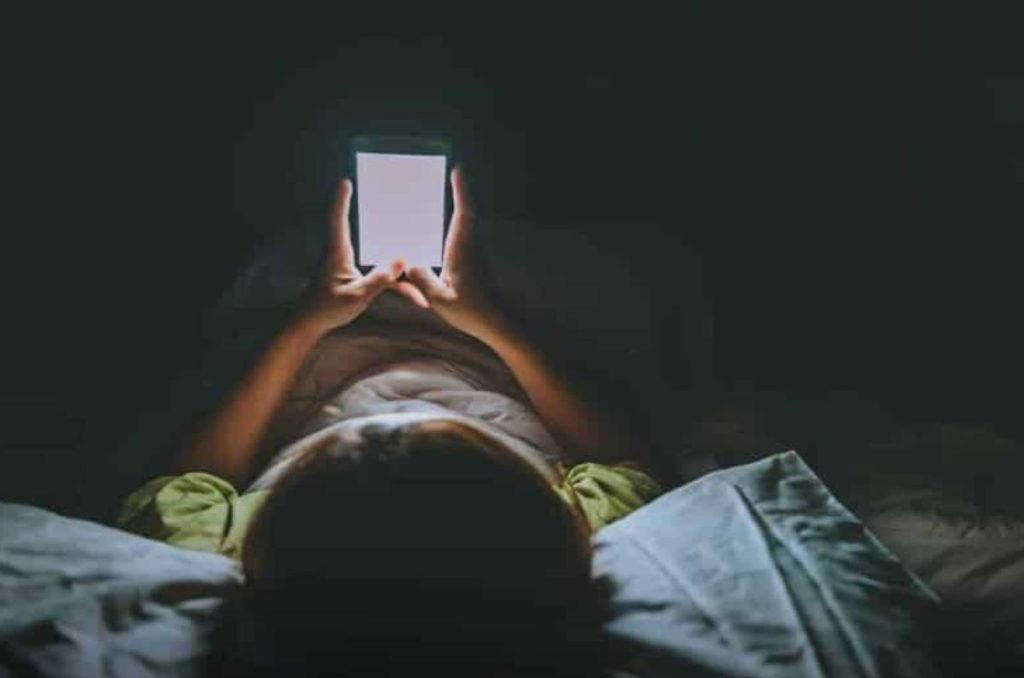 no duermas cerca de tu celular, conoce las razones
