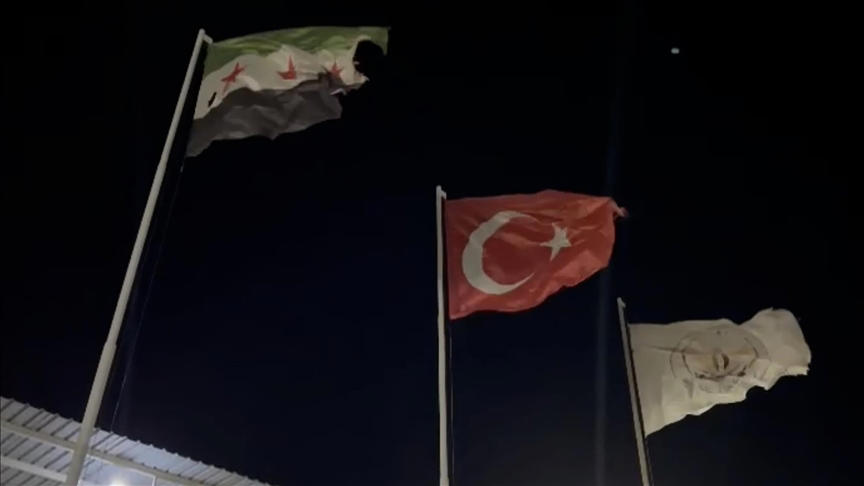 suriye milli ordusu, türk bayrağını göndere çekerek 