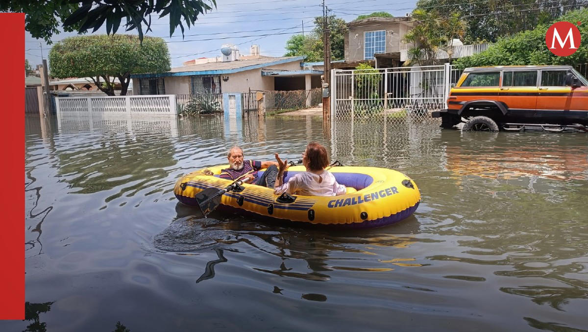 abuelitos salen a comprar pollo en lancha inflable tras inundaciones en tamaulipas ¡al mal tiempo buena cara!