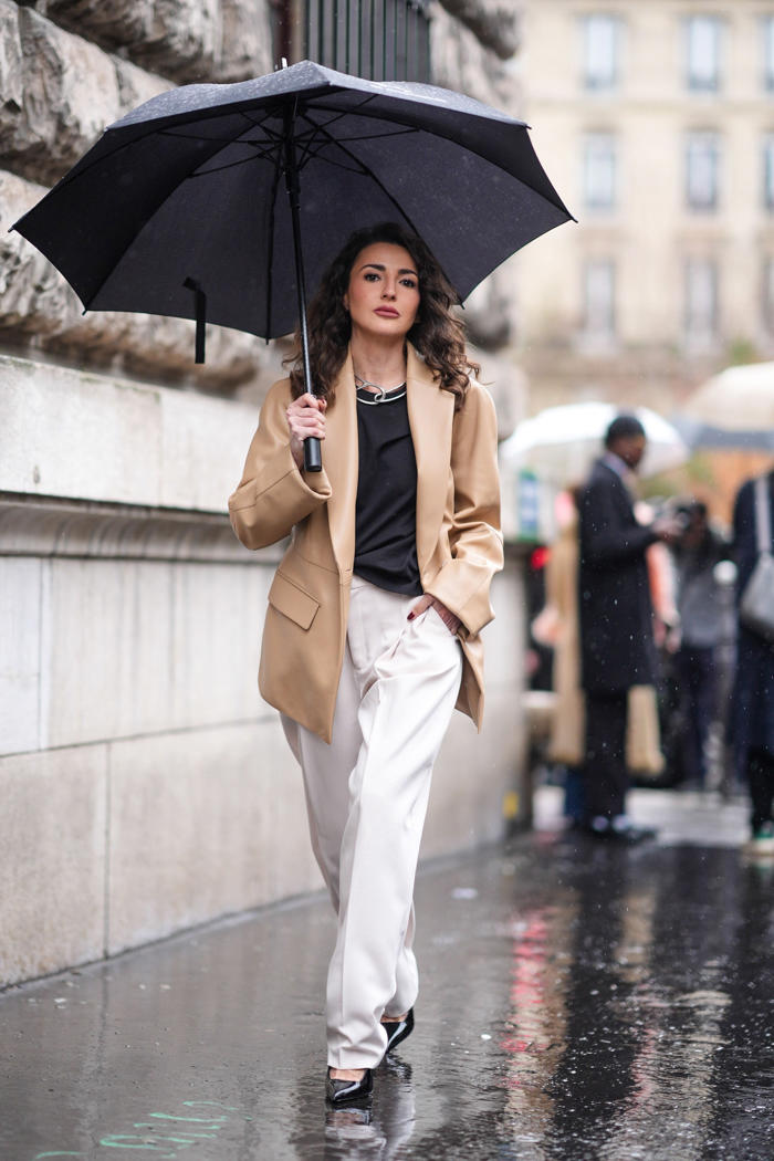ideas de outfit de lluvia con pantalones blancos
