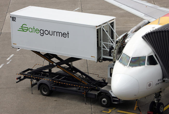 airline caterer gate gourmet inches closer to possible strike