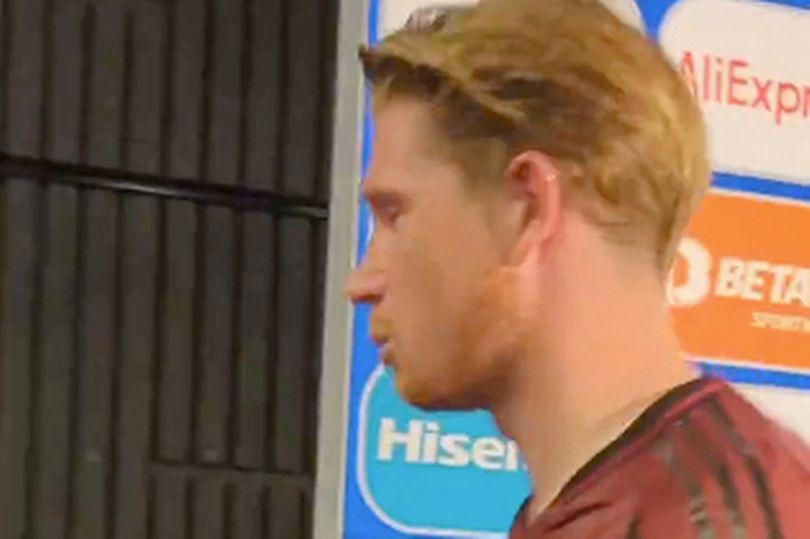kevin de bruyne storms out of press conference and slams 