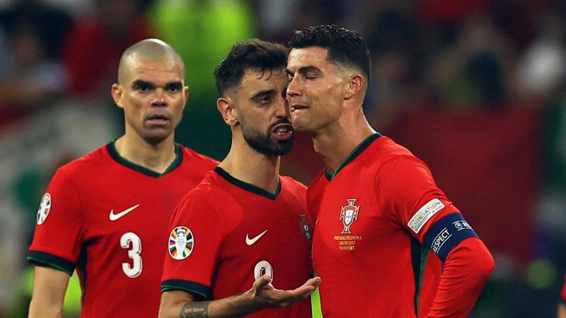 oblak dégoûte ronaldo en repoussant son penalty : la star du portugal fond en larmes
