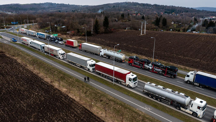 polska zawiesza ruch ukraińskich ciężarówek. komplikacje w transporcie międzynarodowym
