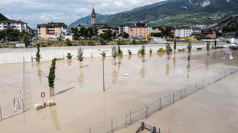 divoký začátek prázdnin v evropě: bouře zabíjely ve švýcarsku i francii, voda zaplavila města