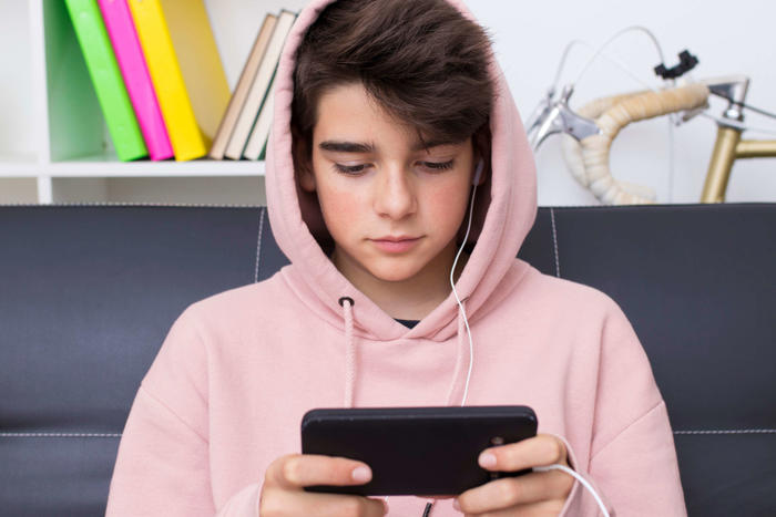 autoridades de nyc planean prohibir por completo que alumnos usen teléfonos móviles en escuelas públicas
