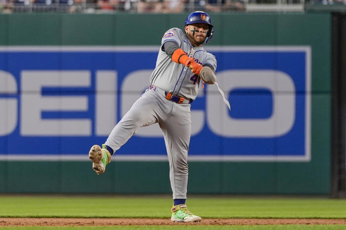 martinez and iglesias homer in 6-run 10th and mets hold off nationals 9-7 to spoil wood's debut