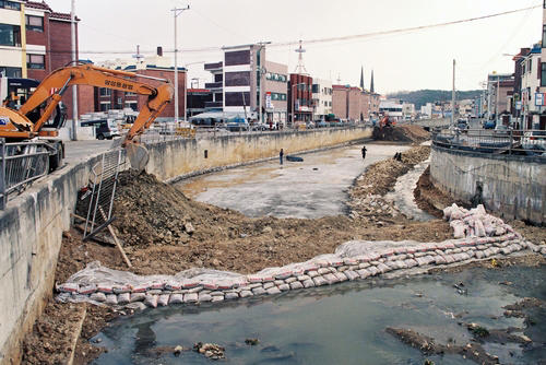 콘크리트로 덮인 인천 만수천 복원 추진…
