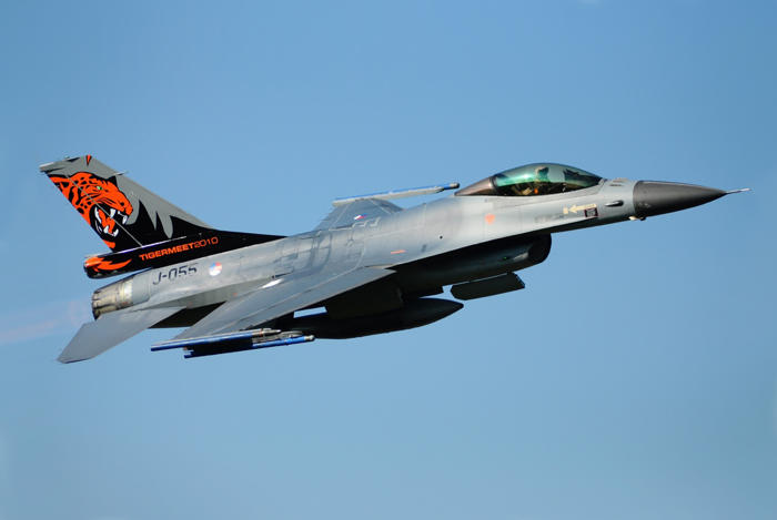 네덜란드, 곧 우크라에 f-16 전투기 인도 시작 - 로이터
