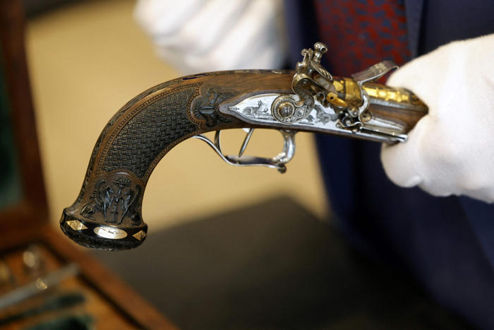 ナポレオンの拳銃2丁、競売へ 自殺未遂で使用