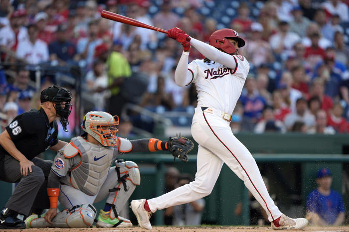 martinez and iglesias homer in 6-run 10th and mets hold off nationals 9-7 to spoil wood's debut