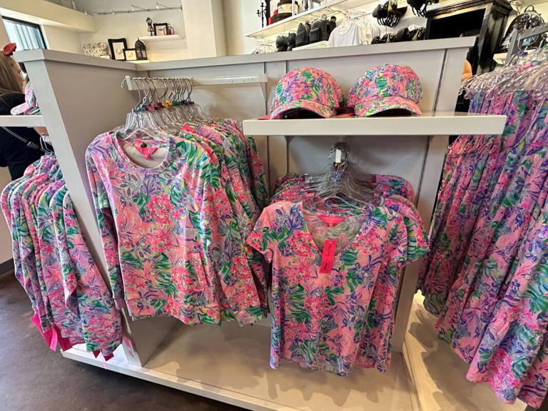 The new Lilly Pulitzer Disney Dreamin’ Collection, which recently went on sale at Walt Disney World Resort, is now available at Disneyland Resort. Lilly Pulitzer Disney Dreamin’ Collection We found the new Lilly Pulitzer collection in The Disney Dress Shop in the Downtown Disney District. Guests can also find this collection available for preorder on ... Read more