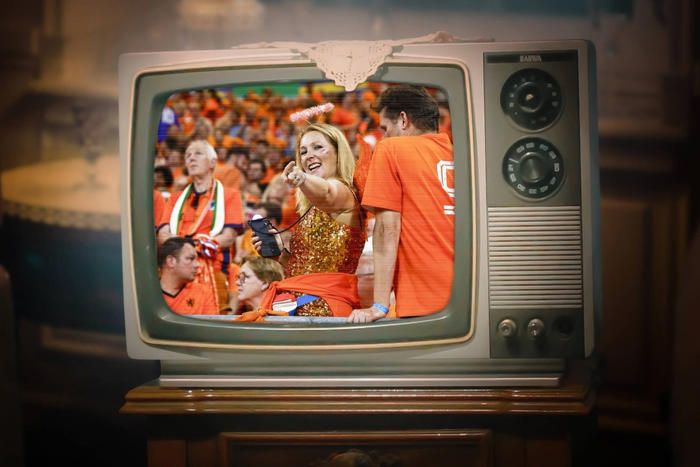 voetbal op tv: jan roelfs commentator bij roemenië - nederland