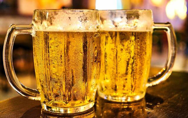 oto skutki picia piwa. czy jedno dziennie szkodzi? oto aktualne zalecenia ekspertów od zdrowia!