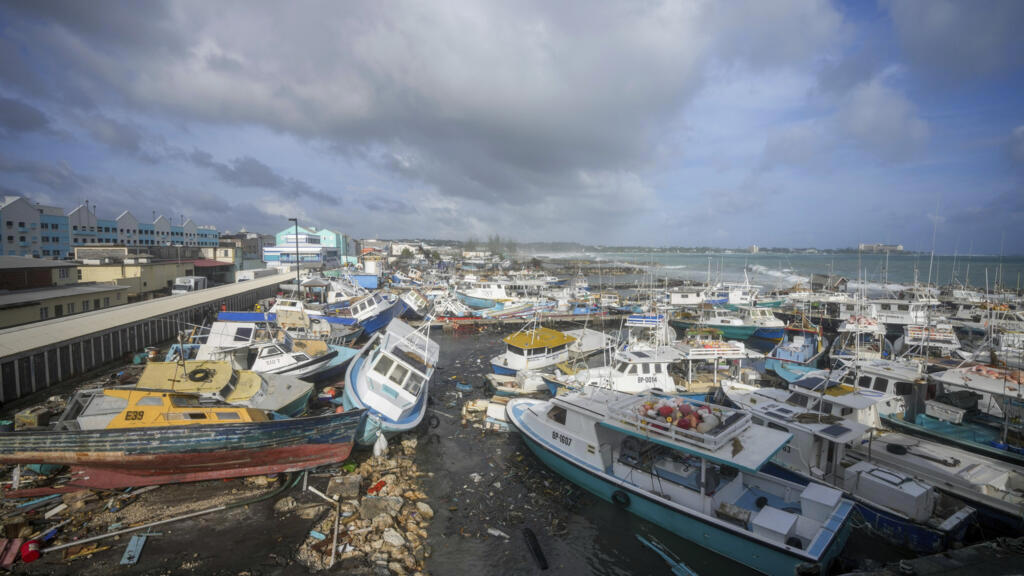 l'ouragan béryl, relevé en catégorie 5, gagne en intensité et menace plusieurs îles des caraïbes