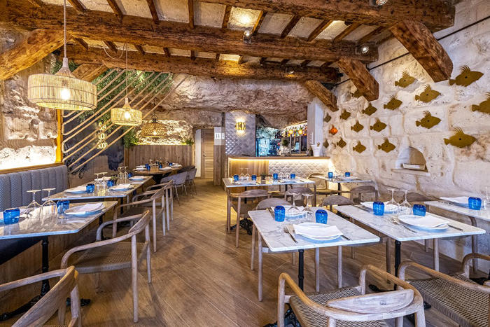 el hub gastronómico de moda en menorca en una de las calas más bonitas, con 24 restaurantes y bares de chefs famosos