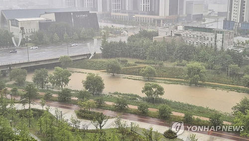 se emite una advertencia de fuertes lluvias para la capital y las regiones sureñas