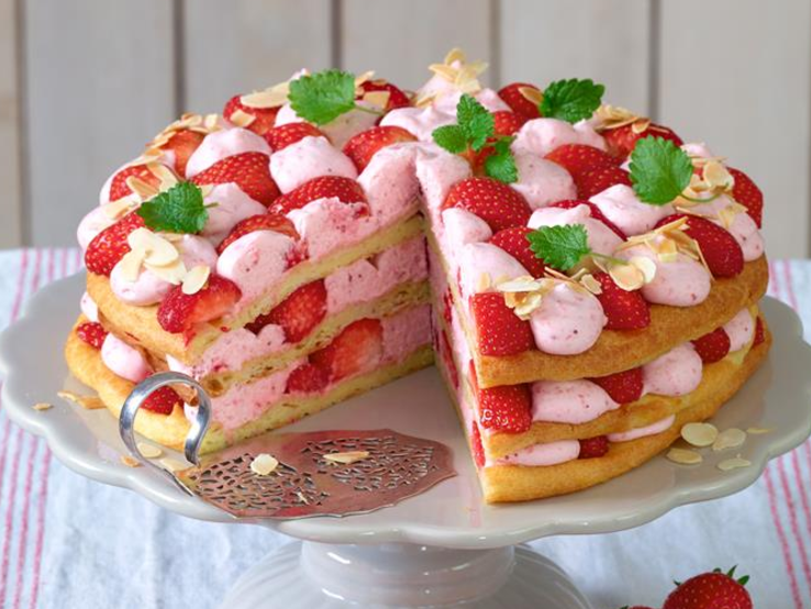 Sommertraum: Windbeutel-Torte mit frischen Erdbeeren