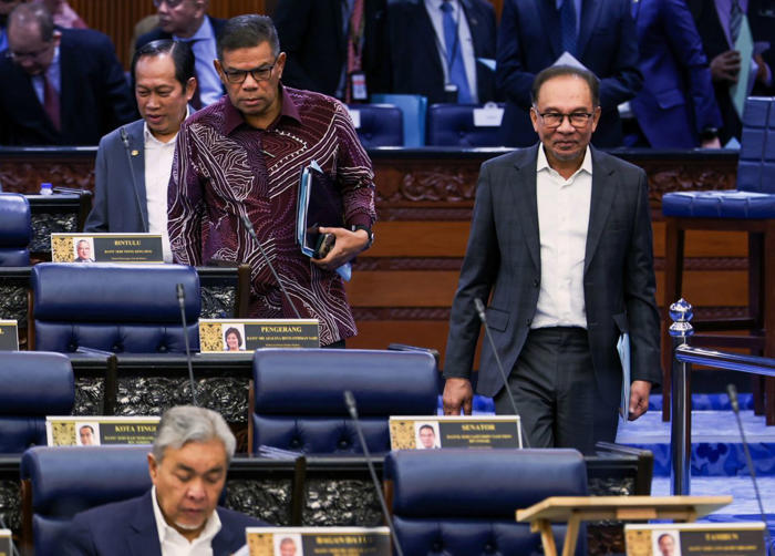 pm jokingly reprimands home minister for wearing batik in parliament