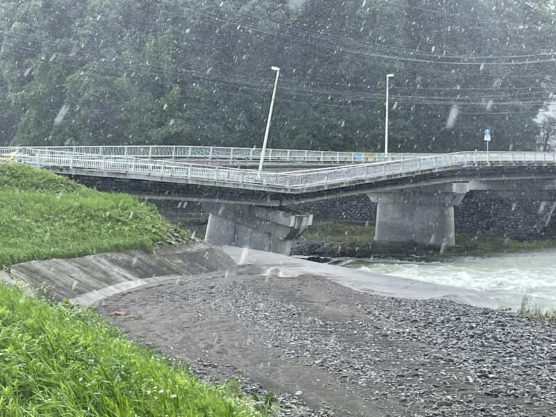国道の橋げた傾く 大雨の影響か 大分県日田市