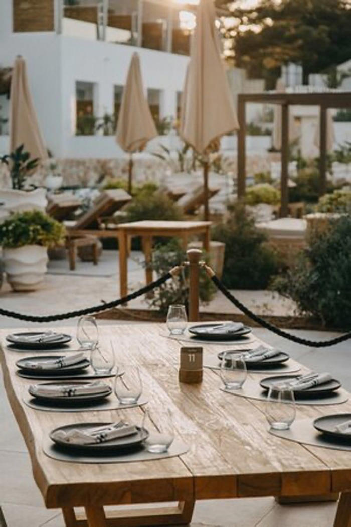 el hub gastronómico de moda en menorca en una de las calas más bonitas, con 24 restaurantes y bares de chefs famosos