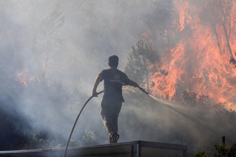 grecia lucha por segundo día contra un incendio en la isla de kos