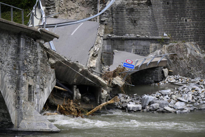 szwajcaria: kolejne ofiary śmiertelne i zaginieni w wyniku ulewnych deszczy