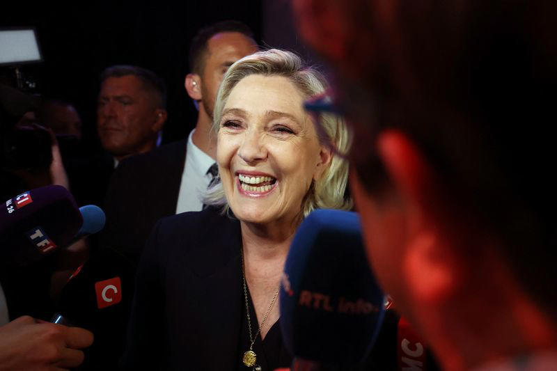 rival french parties seek to build anti-far right front