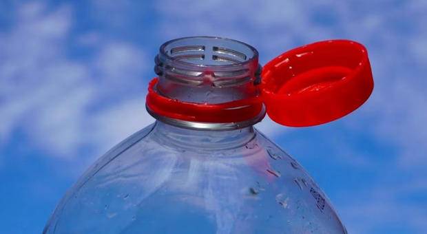 tappi che non si staccano, da domani obbligo sulle bottiglie di plastica: ecco come funziona