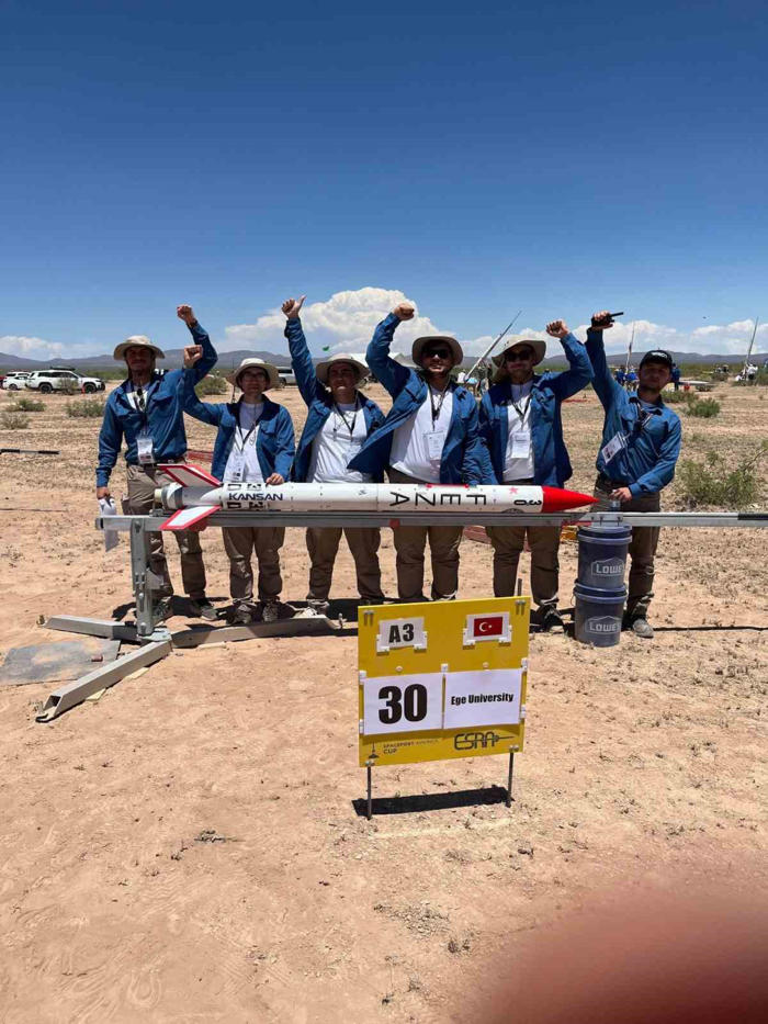 egeli genç mühendisler dünyanın en büyük roketçilik yarışmasına damga vurdu