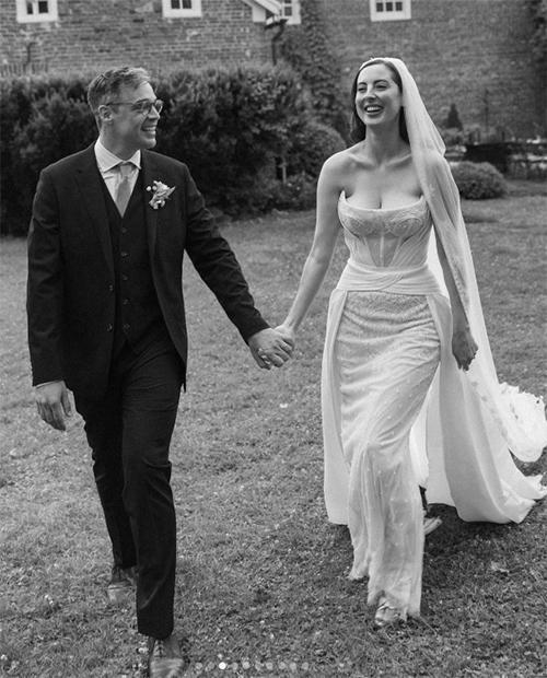 ünlü oyuncunun kızı evlendi... düğün mutluluğunu burnundan getirdiler