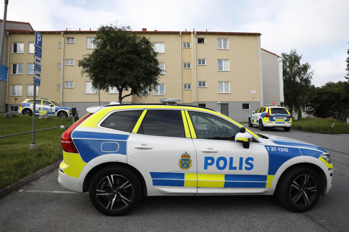 mand i 20'erne dræbt af skud vest for stockholm
