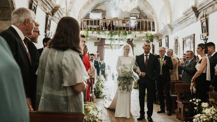 la boda en galicia de betina, la nieta e hija de los fundadores de rianxeira: dos vestidos de novia, 180 invitados y kilos de marisco