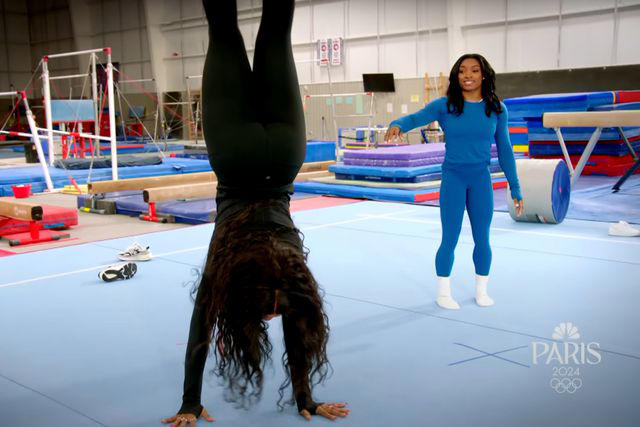 sza shows off gymnastics skills in handstand contest with simone biles