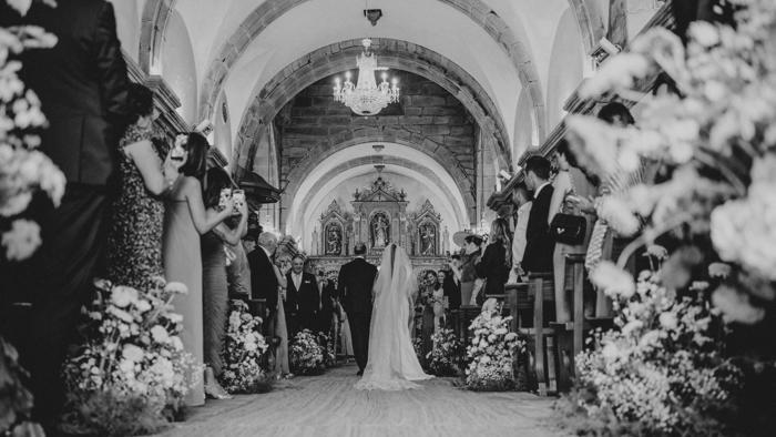 la boda en galicia de betina, la nieta e hija de los fundadores de rianxeira: dos vestidos de novia, 180 invitados y kilos de marisco