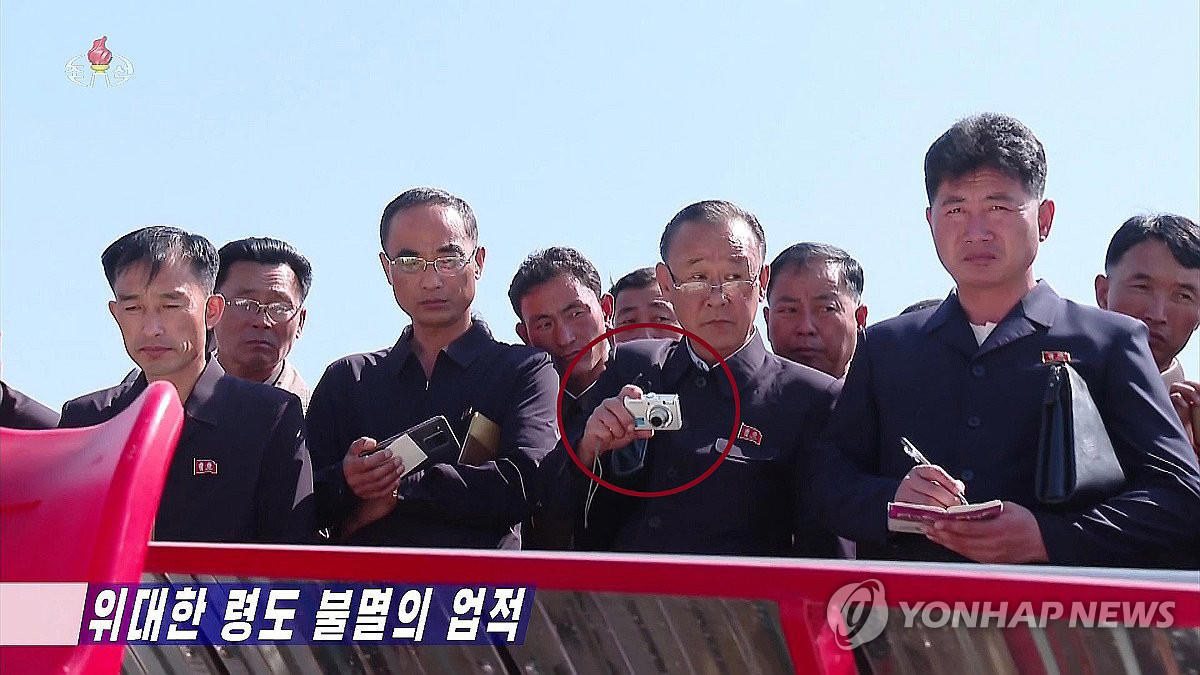 삼성 카메라 들고 있는 북한 주민