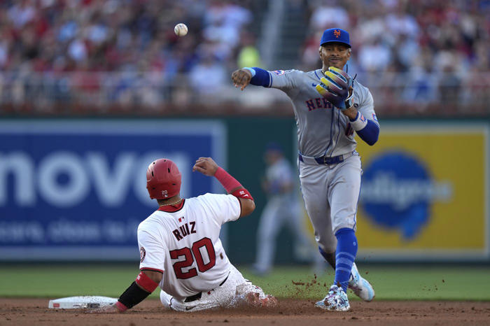 martinez and iglesias homer in 6-run 10th and mets hold off nationals 9-7 to spoil wood's debut