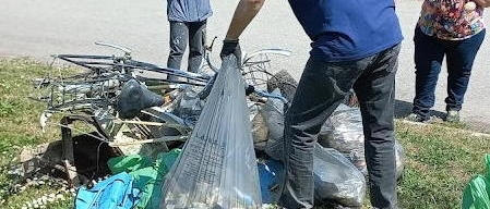 troppa plastica nel garda, la denuncia di legambiente: 