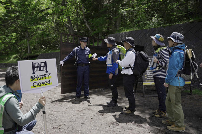 japan innfører begrensninger for mount fuji-turister: – dette er ikke disneyland