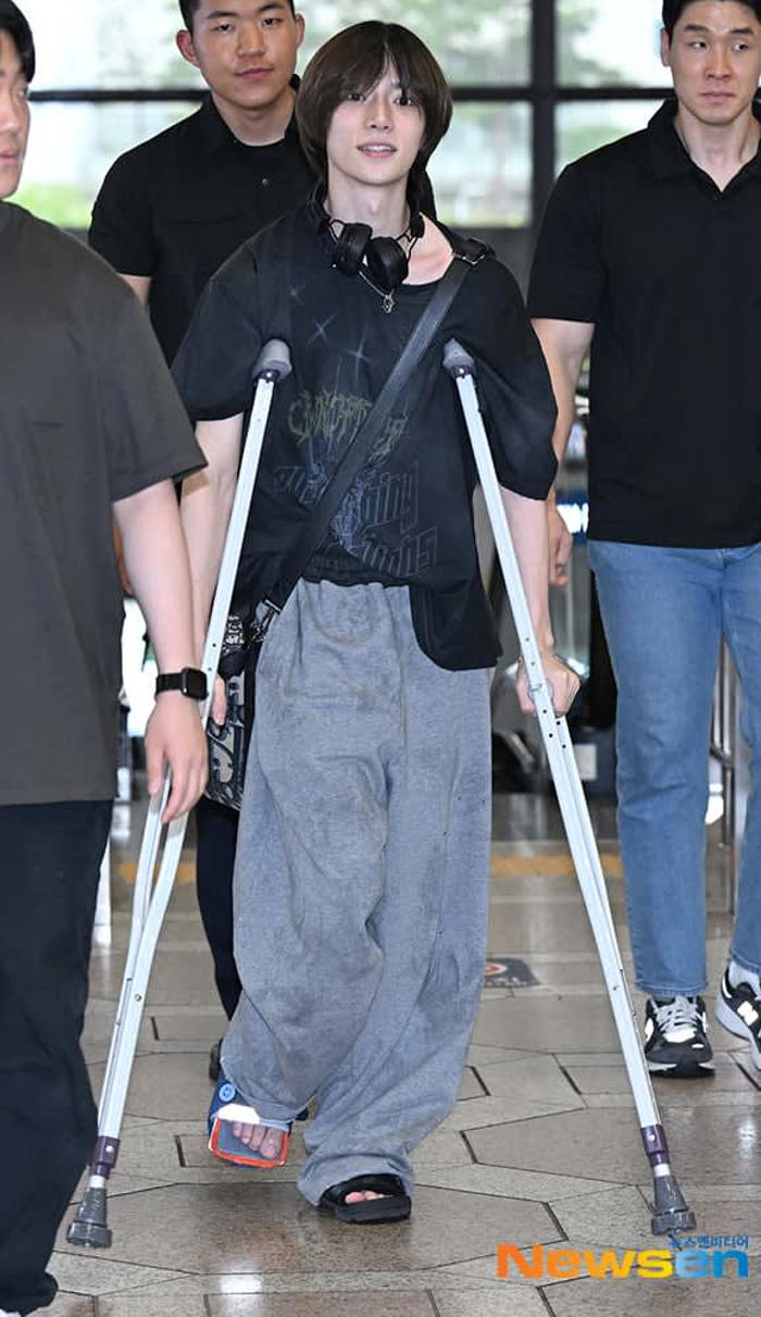 【photo】tomorrow x together、日本活動のため出国…ボムギュは松葉杖で空港に（動画あり）