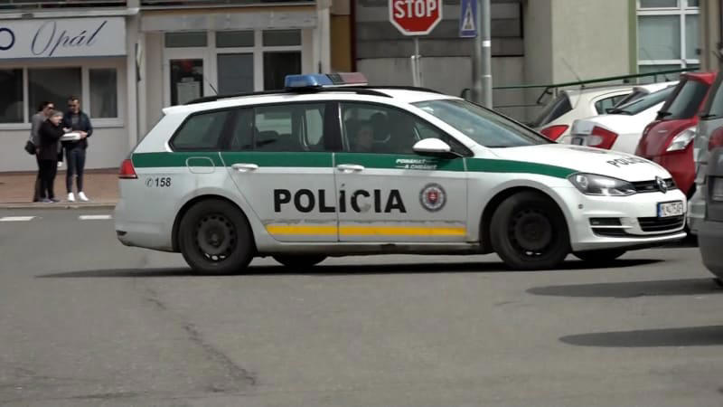 „šikana“ policisty na slovensku. lidé ho obklíčili, sráželi k zemi a vyhrožovali smrtí