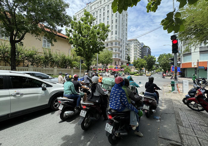 hcmc's removal of countdown timers on traffic lights will improve drivers' awareness: experts