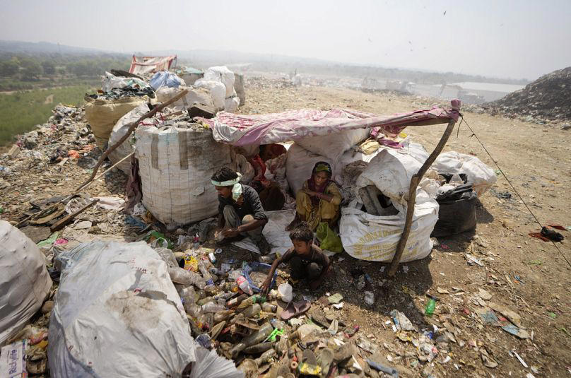 ‘they don’t know if they’ll survive’: the indian garbage pickers working through extreme heat