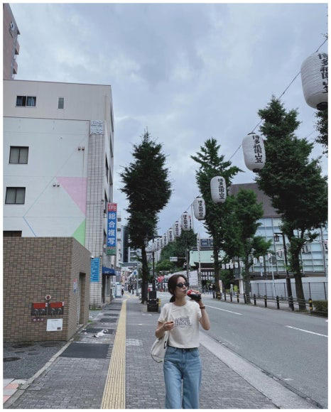 청순미 넘치는 37세 문채원 일본 여행룩 3만원대 크롭티 반팔티 브랜드는?