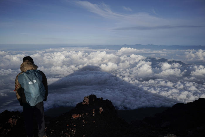japan innfører begrensninger for fuji-fjellturister: – dette er ikke disneyland
