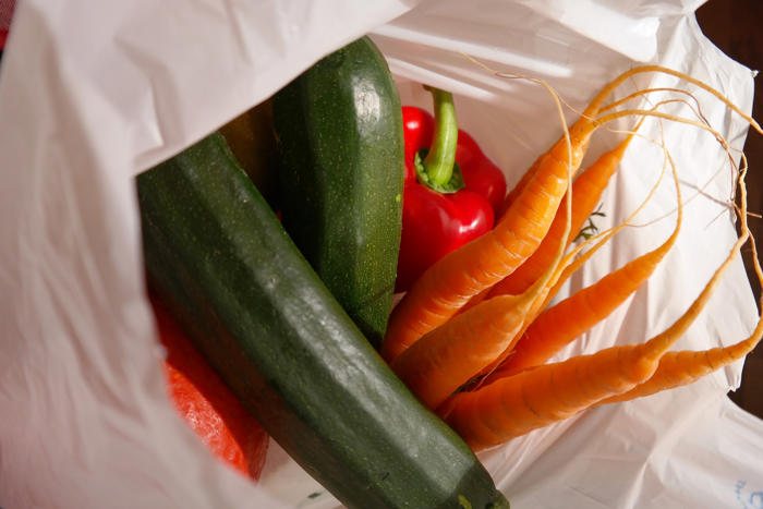 el truco para no pagar si se te olvida llevar bolsas de plástico al supermercado