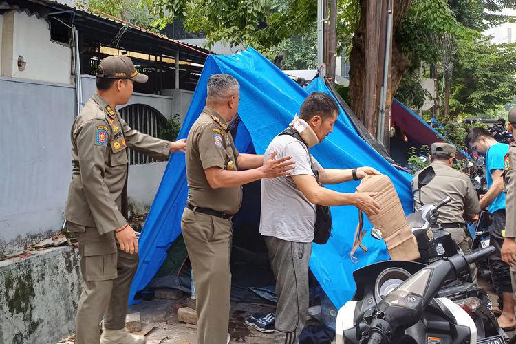 satpol pp bongkar tenda pengungsi wna di depan kantor unhcr