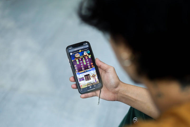 Ilustrasi judi online. Foto: Syawal Darisman/kumparan